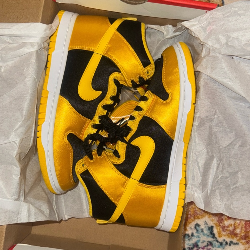 Nike dunk high women’s size 6 brand new without box